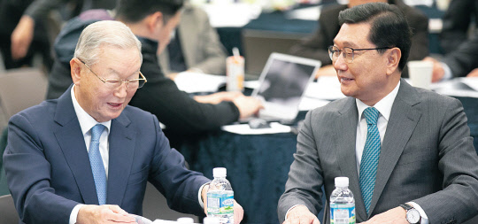 대화하는 이규성 前장관·정덕구 이사장  정덕구 니어재단 이사장(오른쪽)과 이규성 전 재정경제부 장관이 15일 서울 중구 명동 은행회관에서 열린 '담론 : 니어(NEAR)재단 시사포럼  2019년 한국경제 전망과 위험관리 대책' 신년세미나에서 대화를 하고 있다.    박동욱기자 fufus@